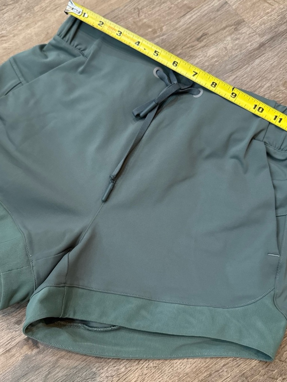 Lululemon Women's Drawstring Active Shorts - Green - Picture 8 of 9